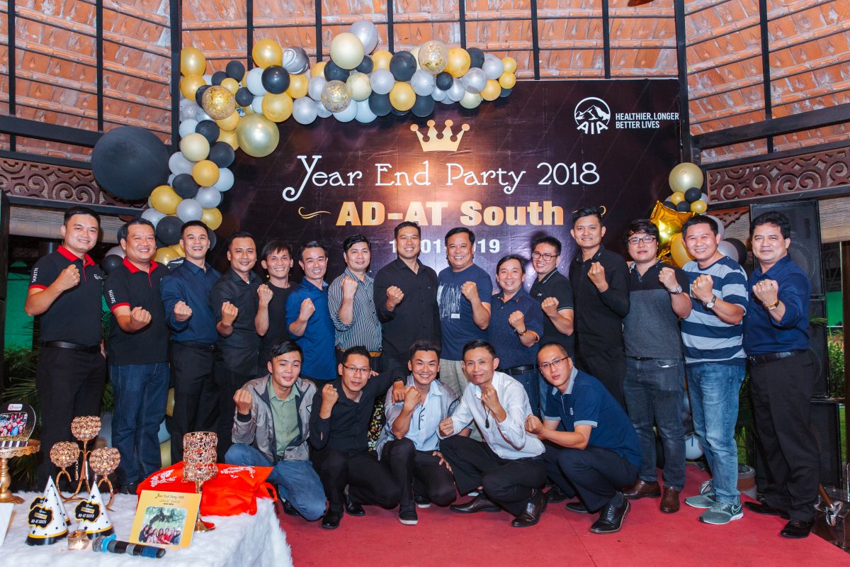 Tập thể nhân viên nam AIA chụp ảnh kỷ niệm tại sân khấu Year End Party