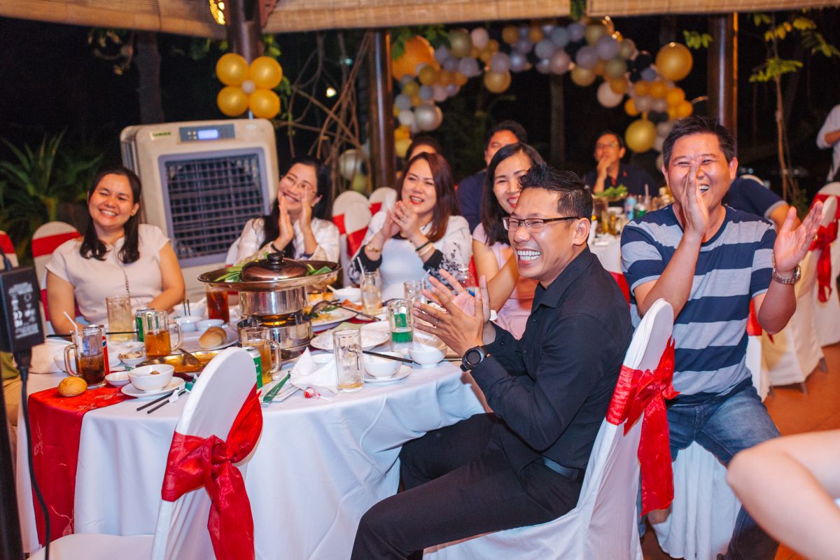 Không khí vui vẻ, tiếng cười giòn tan trong đêm tiệc