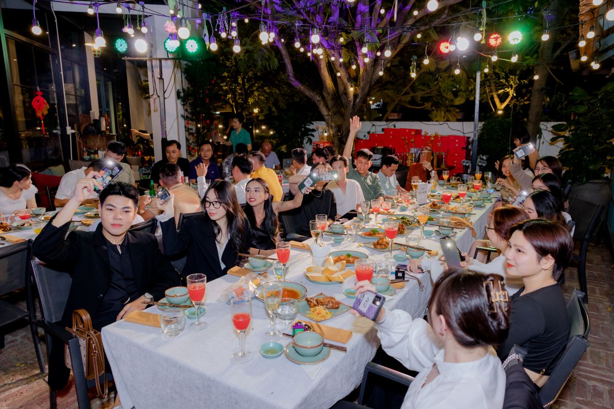 các nhân viên của C.A.M Holdings hào hứng với các hoạt động trong buổi tiệc tất niên