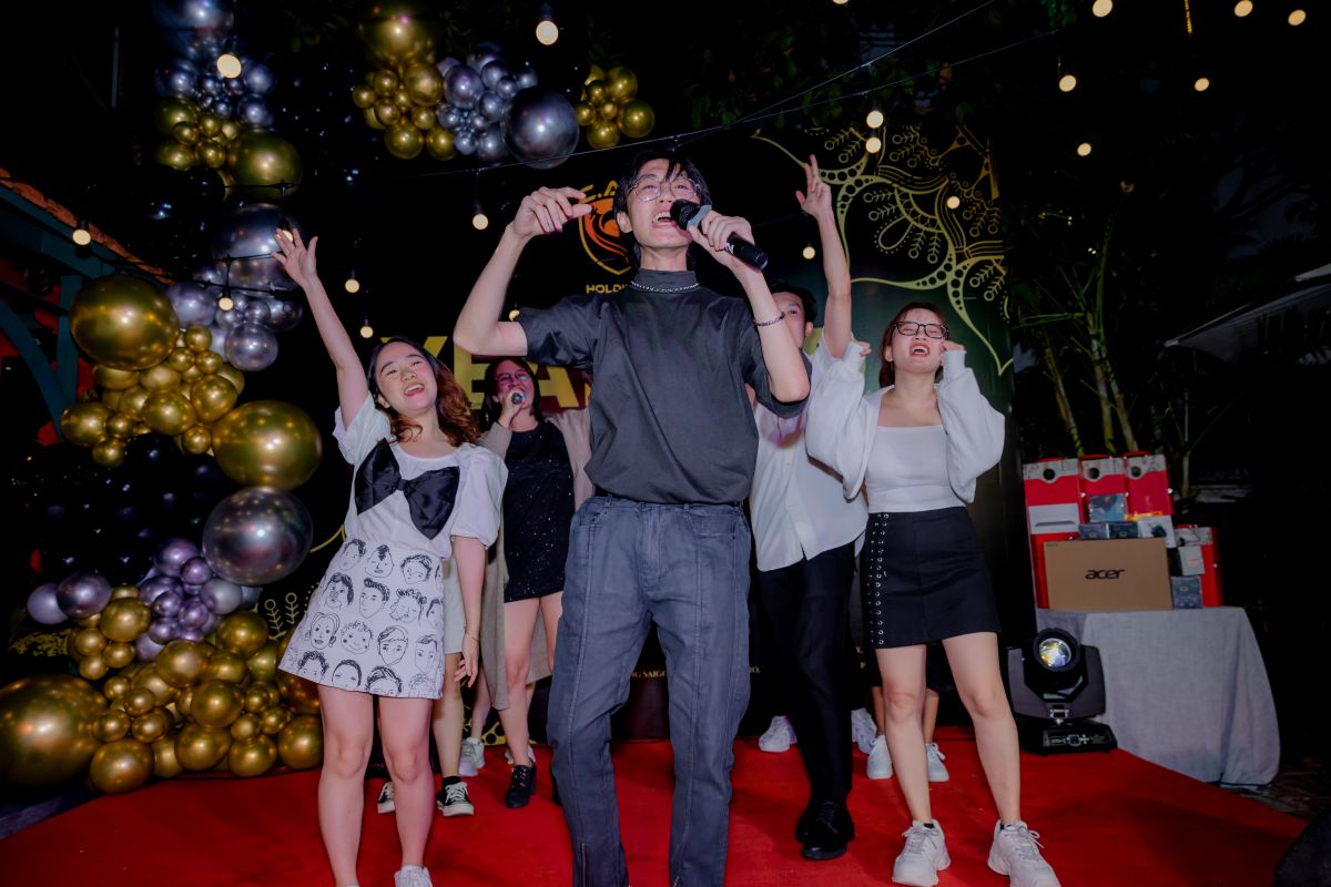 Tiết mục hát tập thể của nhóm nhân viên trong buổi tiệc