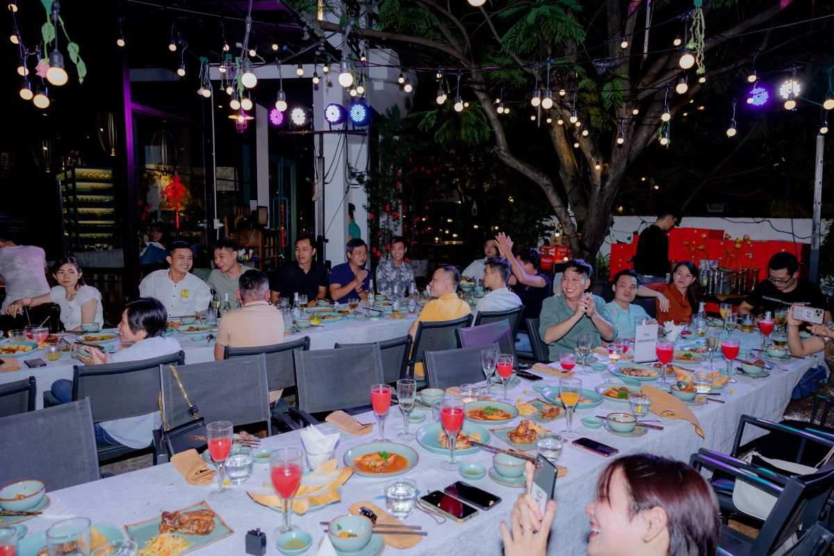 Các nhân viên hào hứng với buổi tiệc tất niên