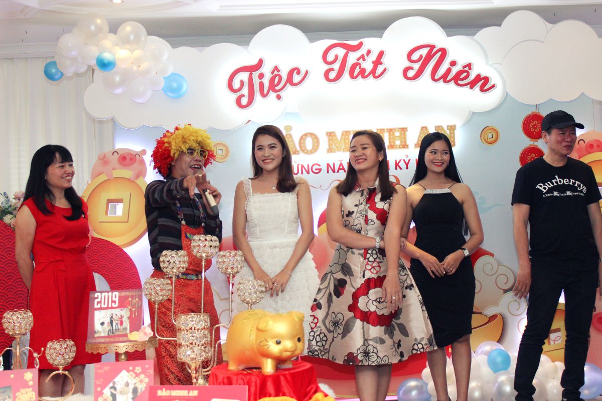 Nhóm nhân sự nữ tham gia vào trò chơi trên sân khấu dưới sự dẫn dắt của chú hề MC