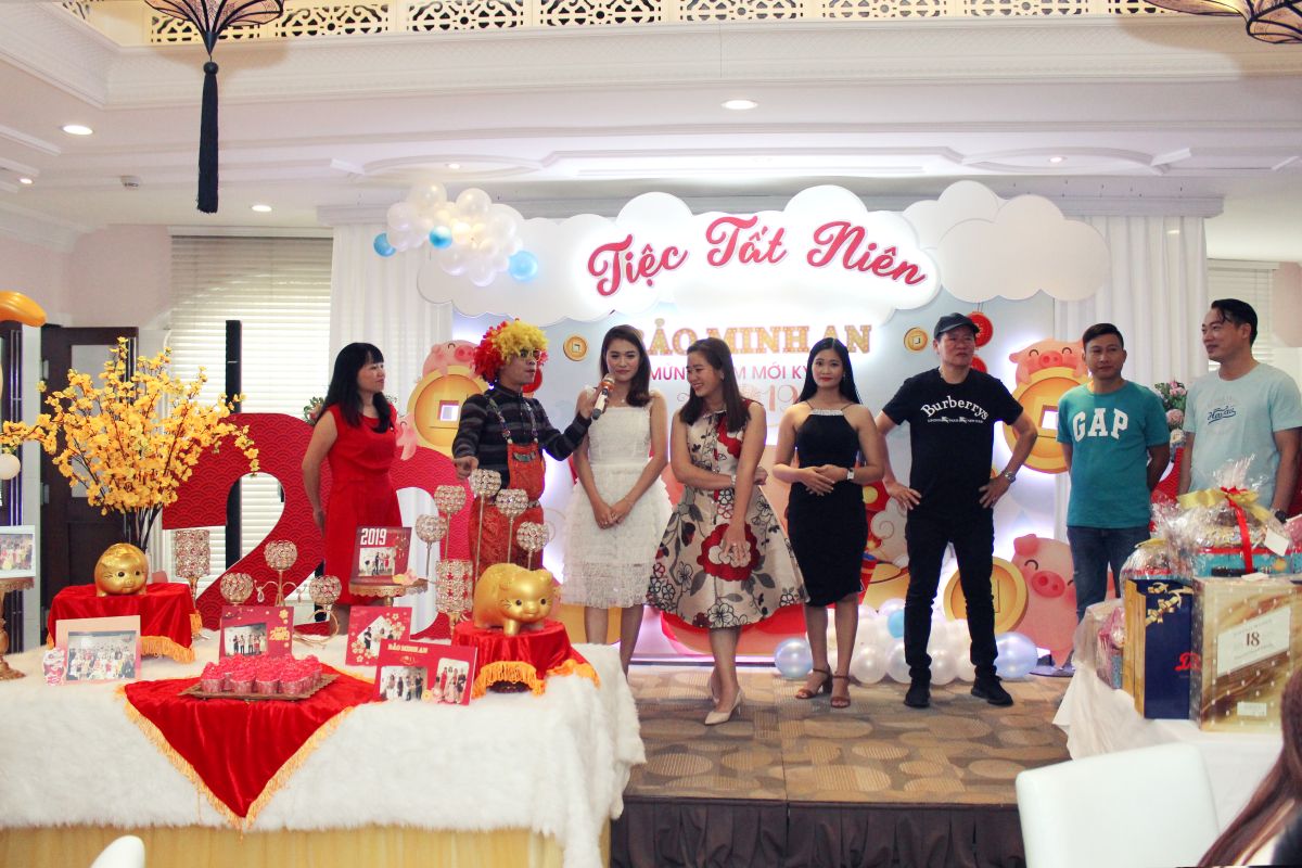 Nhóm nhân viên nữ và nhân viên nam đứng trên sân khấu