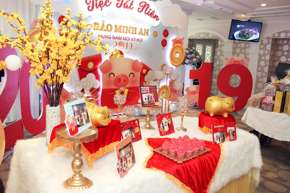 toàn cảnh sân khấu của buổi tiệc Bảo Minh An với bàn gallery và backdrop 