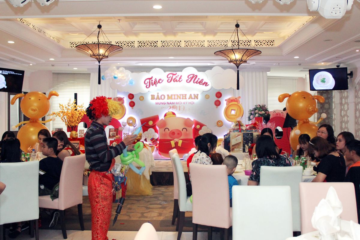 không khí của buổi tiệc tấn niên diễn ra nhộn nhịp