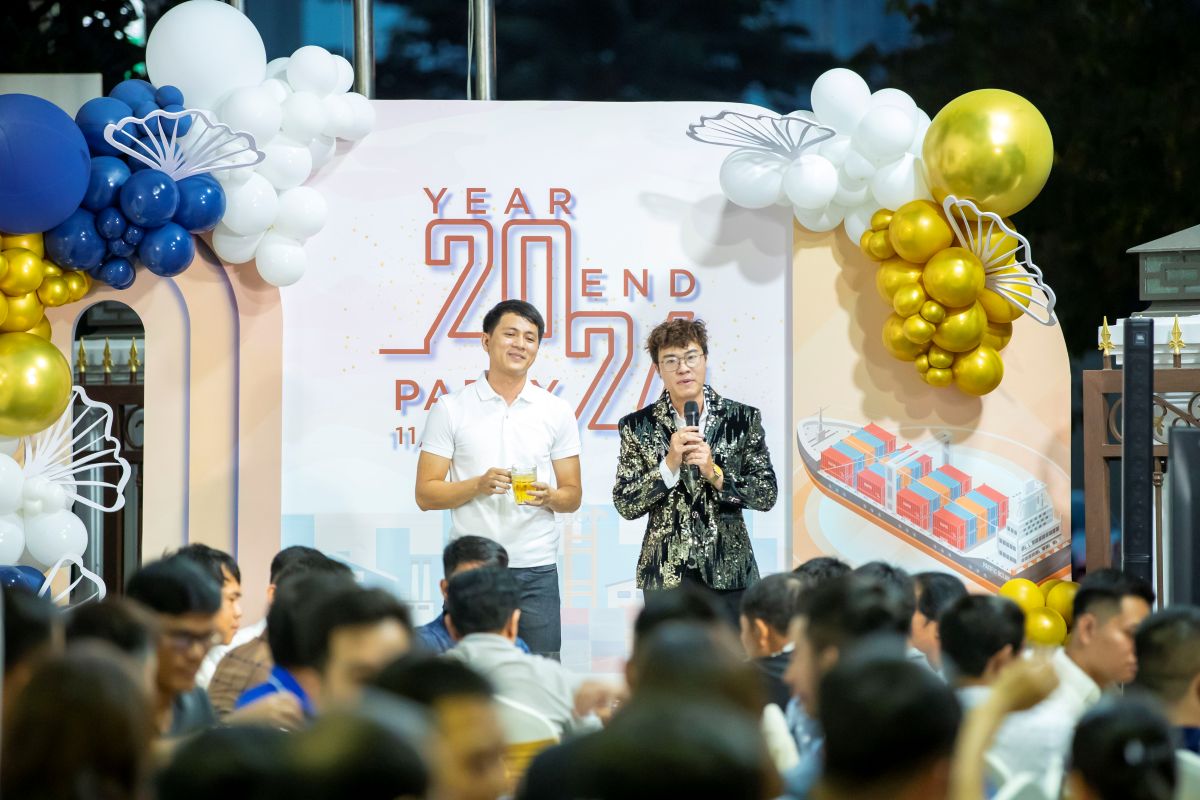 Mc và CEO của HVS Group đứng trên sân khấu khai mạc chương trình