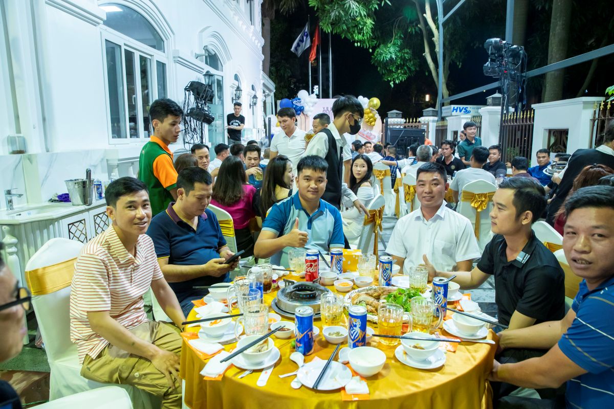nhóm nhân viên nam tại bàn tiệc tất niên HVS Group