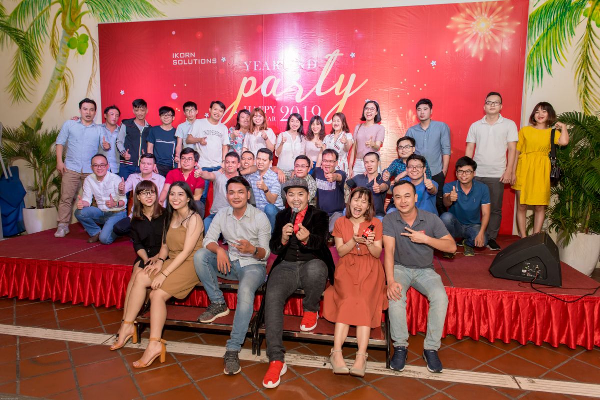 tập thể nhân viên Ikorn Solutions chụp hình kỷ niệm trong buổi tiệc tất niên