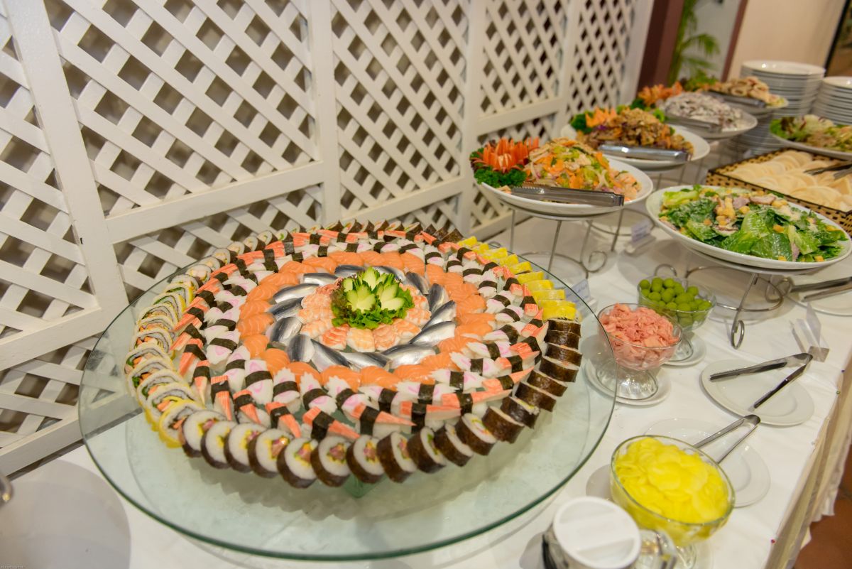 món sushi và cơm cuộn trong buổi tiệc tất niên