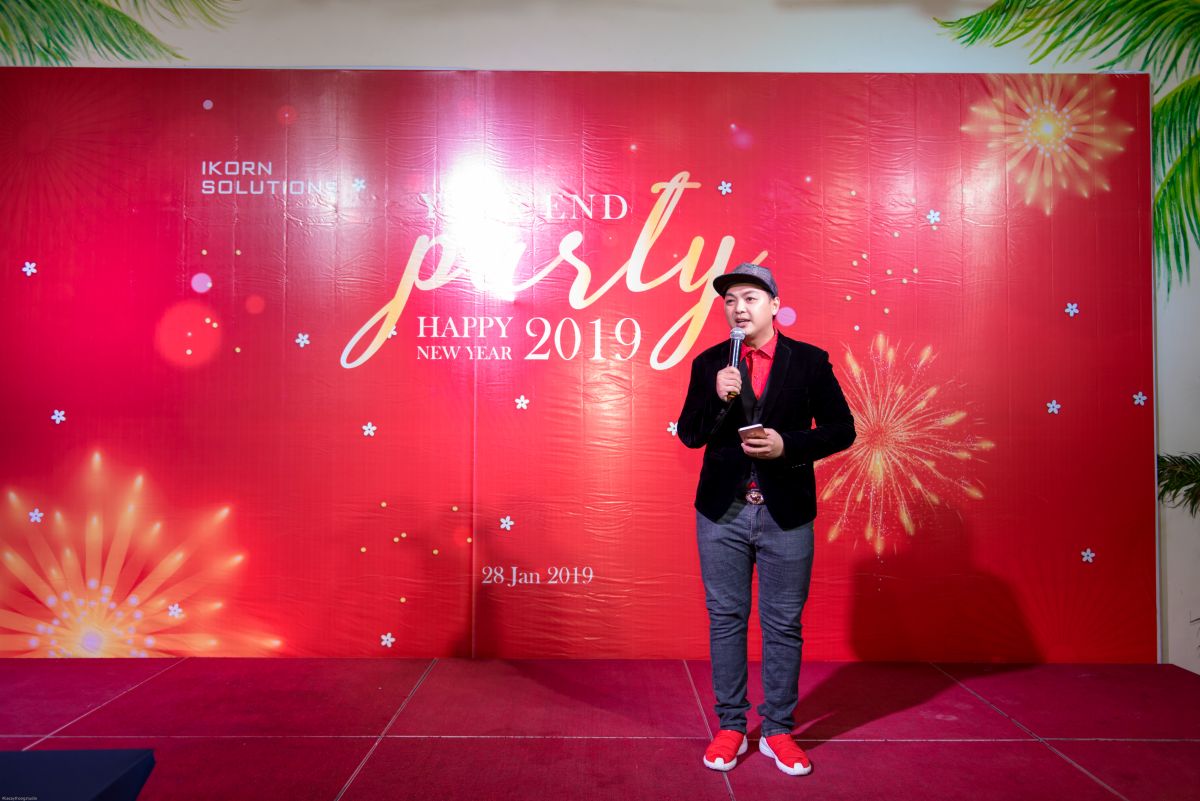 MC dẫn chương trình với phong cách lịch lãm