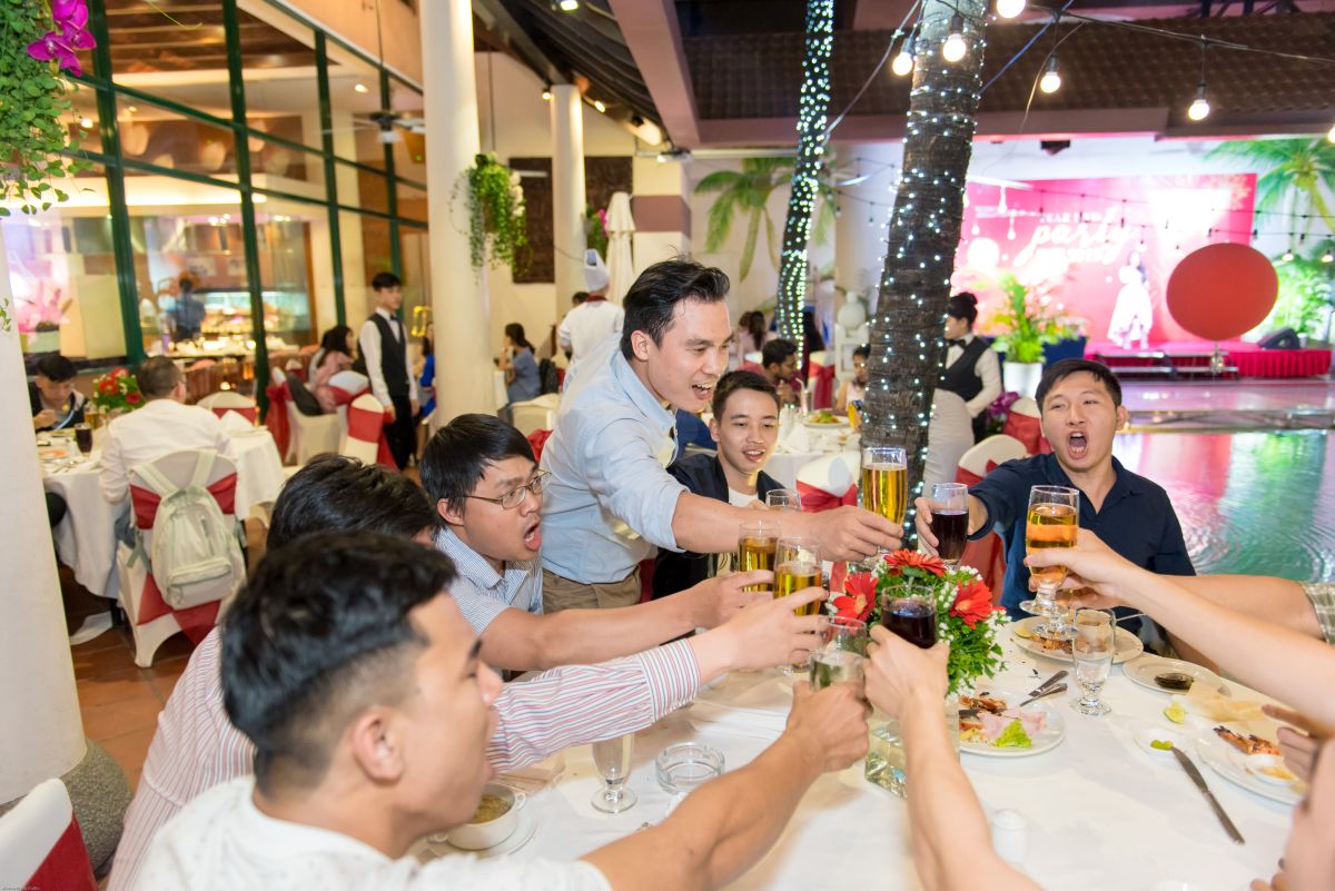 Nhóm nhân viên nam nâng ly chúc mừng