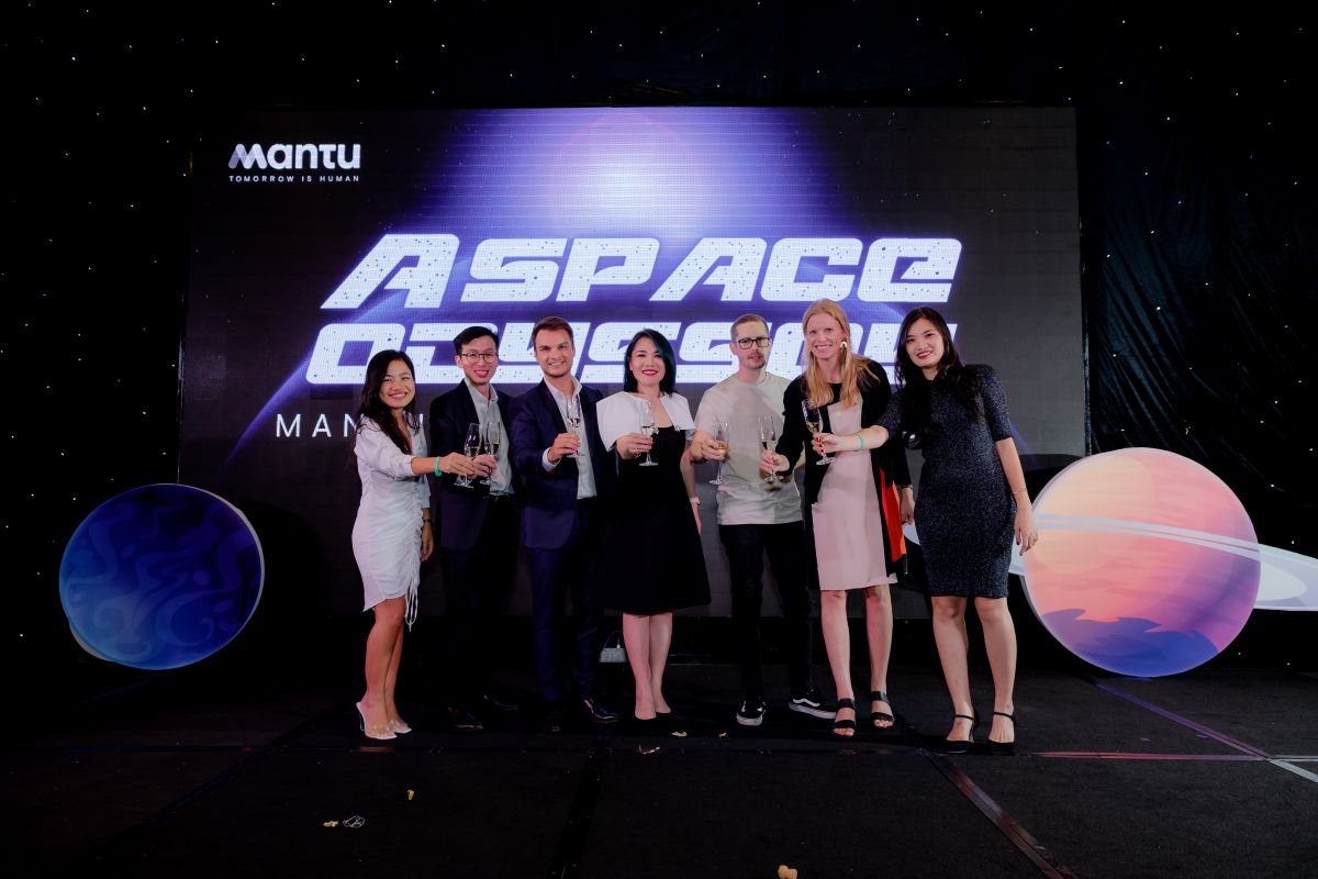 ban lãnh đạo công ty Mantu nâng ly khai mạc buổi tiệc tất niên trên sân khấu