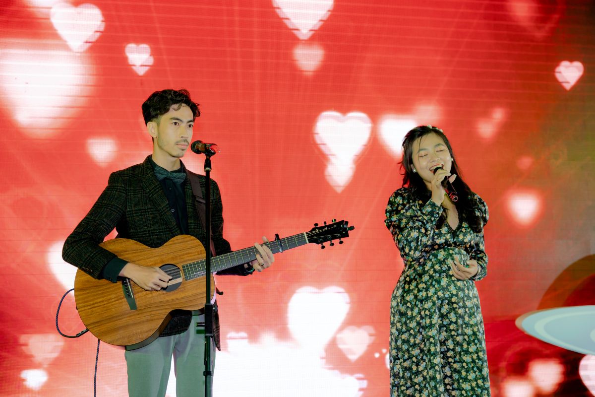 tiết mục đàn và hát đơn ca của nhân viên Mantu