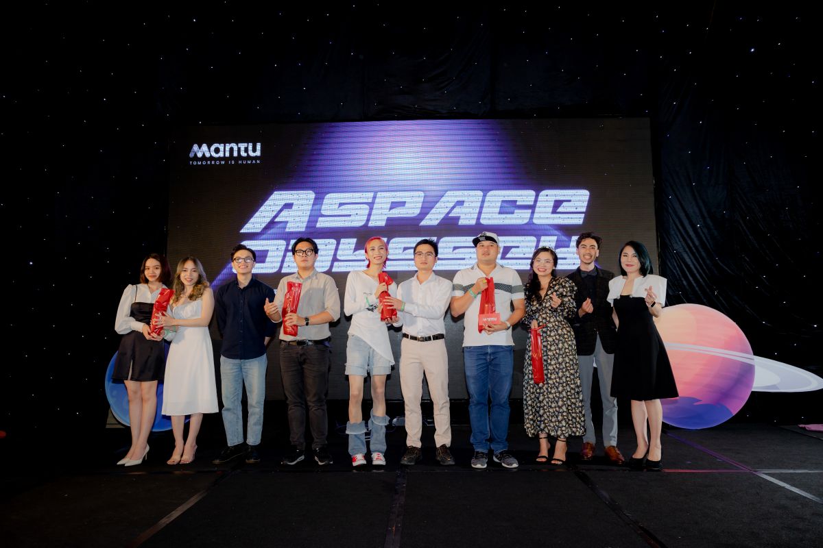 Các nhân viên có màn hình diễn ấn tượng nhận quà trên sân khấu