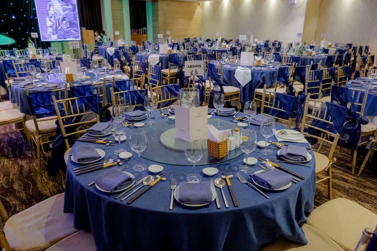 không gian trong khán phòng buổi tiệc tất niên được set up ngay ngắn với tone màu xanh nước biển