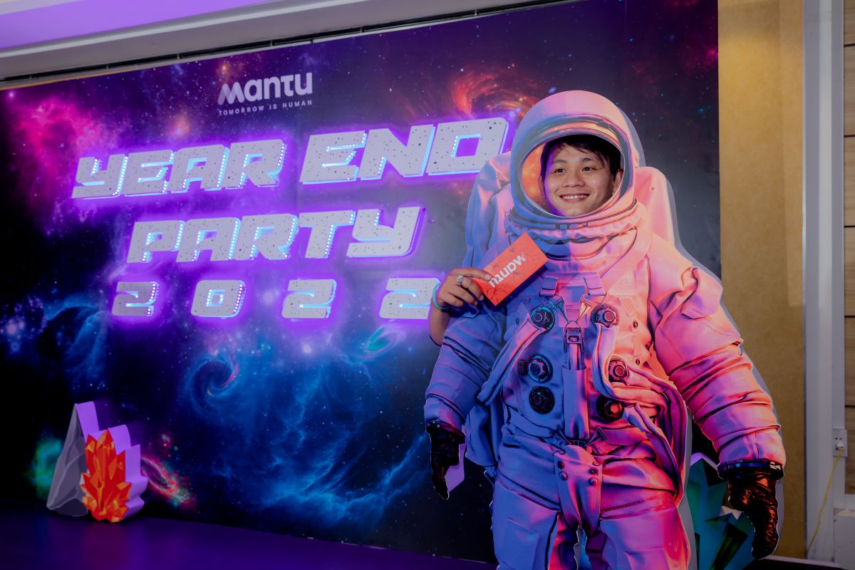 1 nhân viên nam chụp hình với bộ đồ phi hành gia tại photobooth