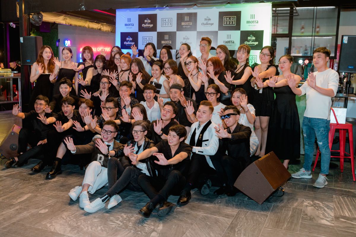 tập thể nhân viên Morra chụp hình kỷ niệm trên sân khấu