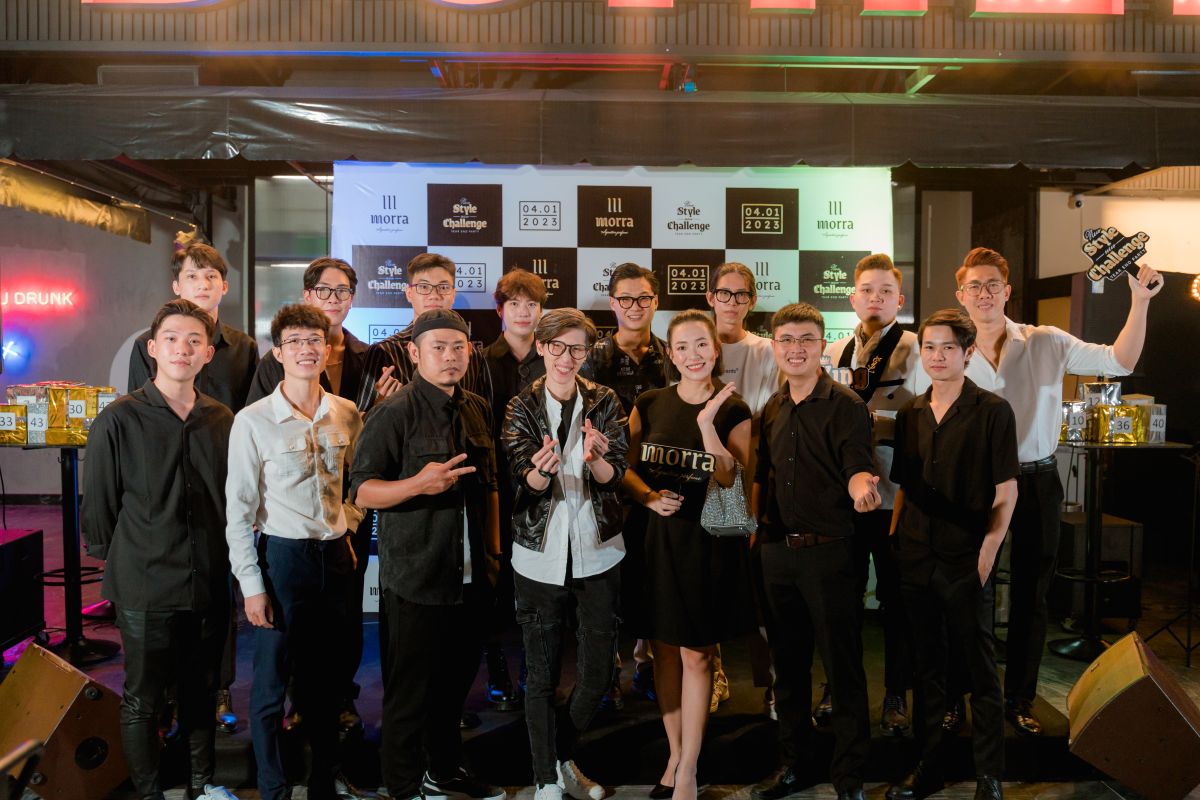 nhóm nhân viên chụp hình kỷ niệm trong đêm tiệc tất niên của Morra