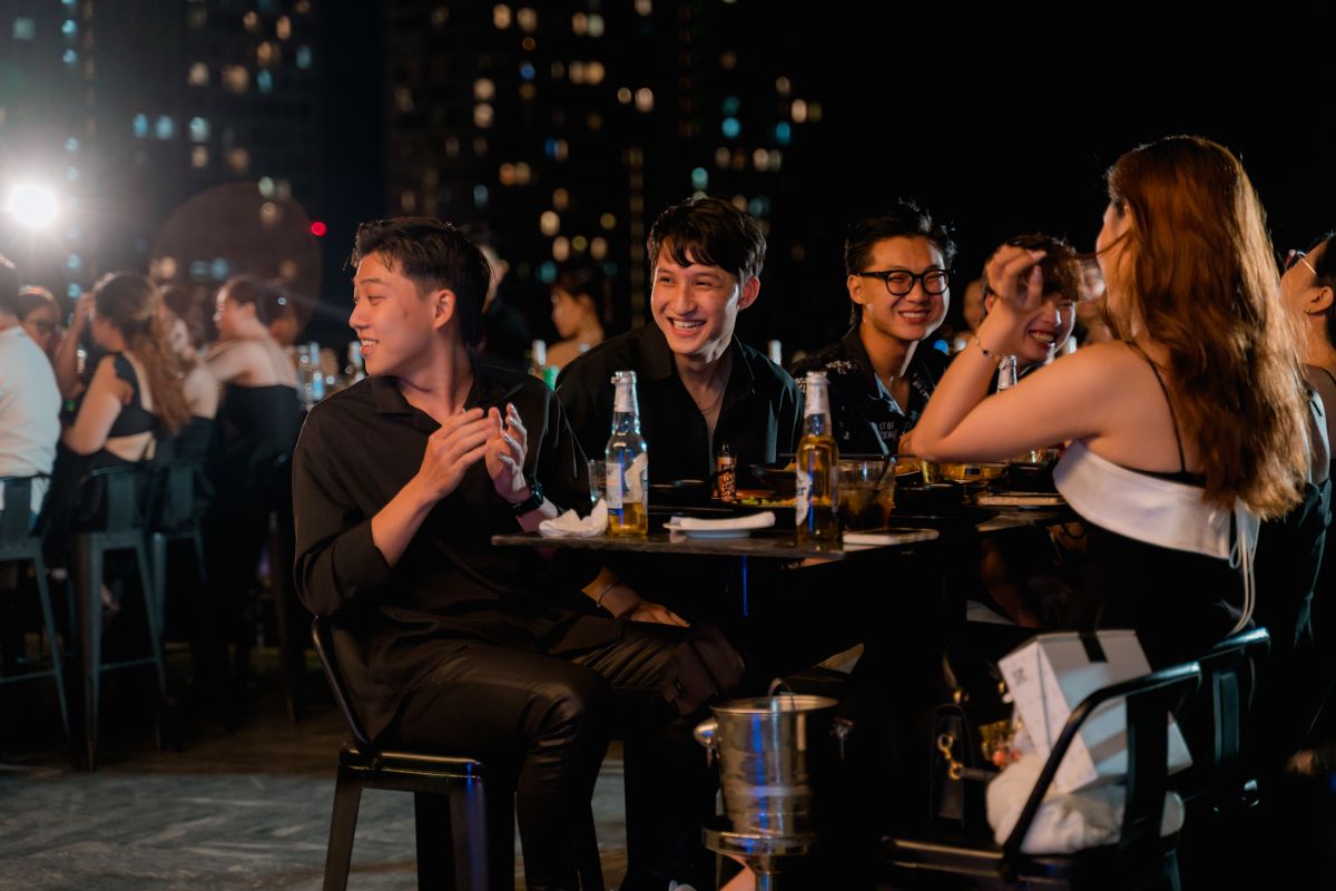 các nhân viên hào hứng và phấn khởi với các hoạt động diễn ra trong chương trình