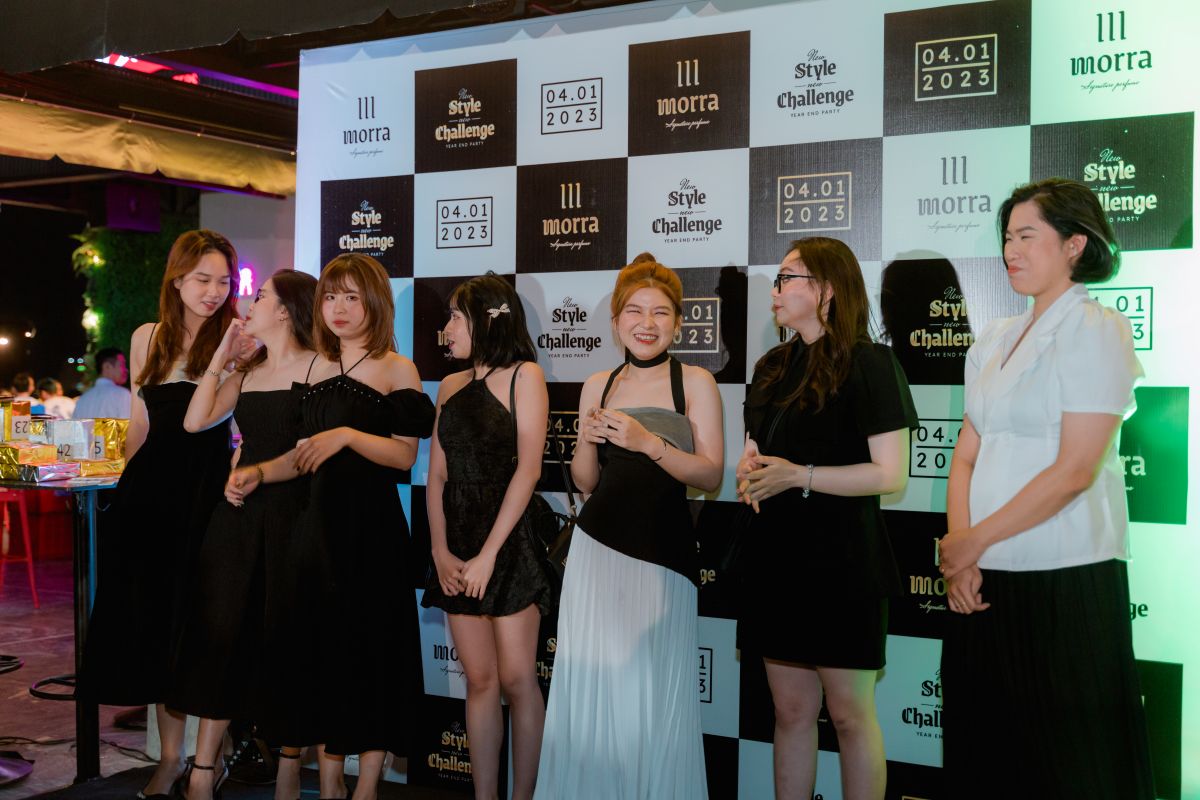 các nhân viên nữ lên sân khấu tham gia vào cuộc thi king & queen