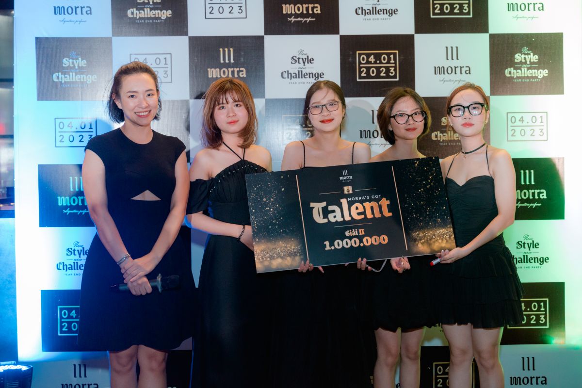 Trao thưởng ch nhân viên đạt giải nhì trị giá 1 triệu đồng