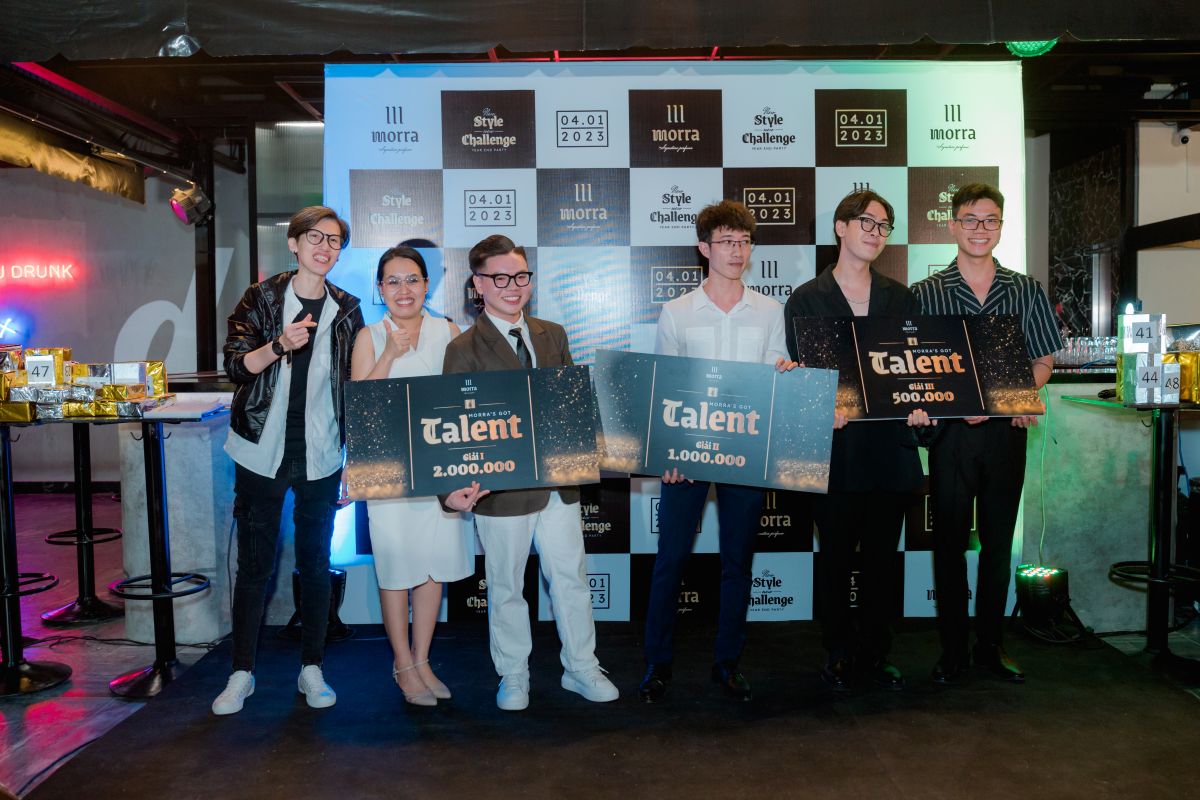 nhân viên trên sân khấu nhận các giải nhất, nhì, ba lần lượt với giá trị giải thưởng là 2 triệu, 1 triệu và 500 nghìn 