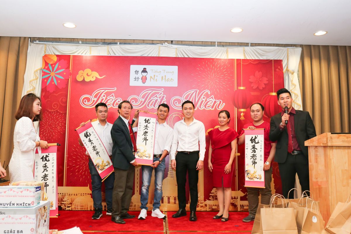 ban lãnh đạo tặng câu đổi cho nhân viên