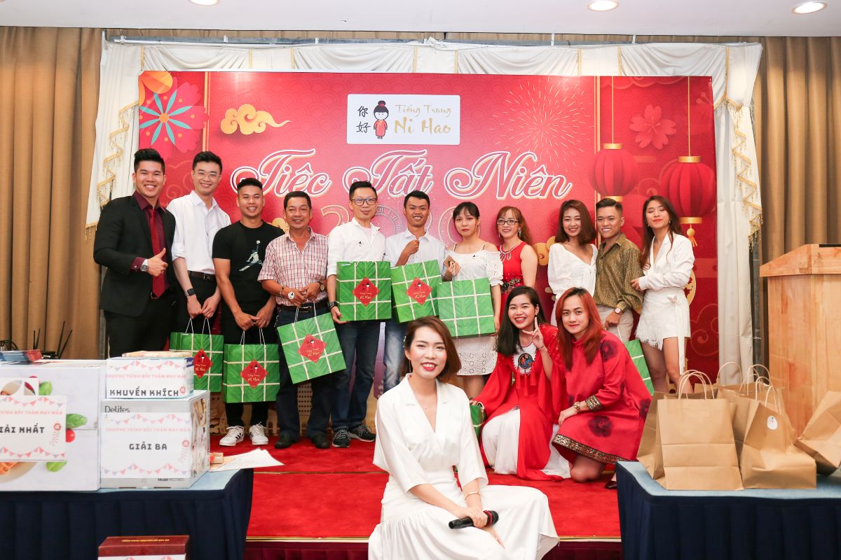 nhân viên nhận quà tặng trên sân khấu