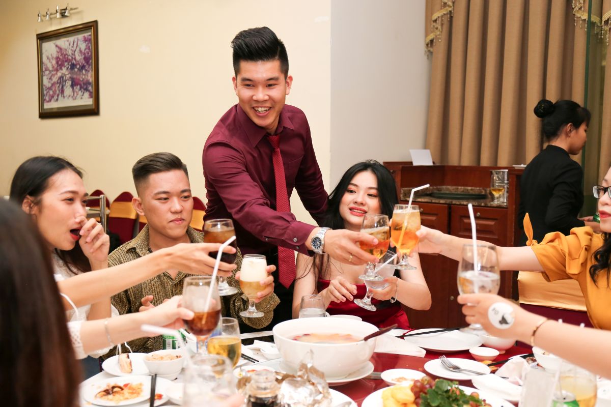 Đại diện ban lãnh đạo nâng ly chúc mừng với đội ngũ nhân sự