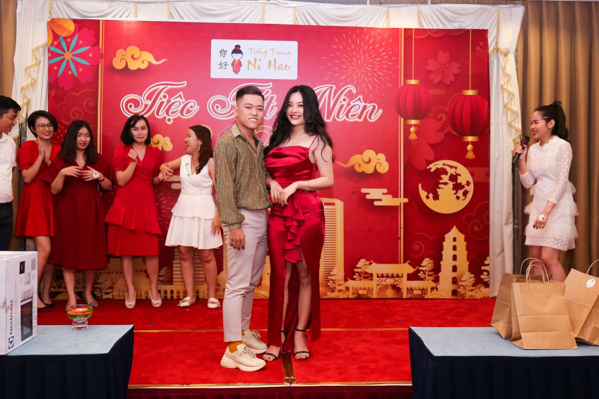 một cặp đôi khác tham gia vào trò chơi trên sân khấu