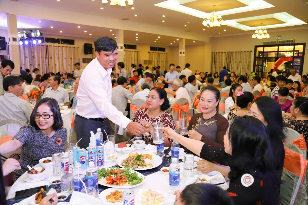 nhân viên nâng ly chúc mừng tại bàn tiệc