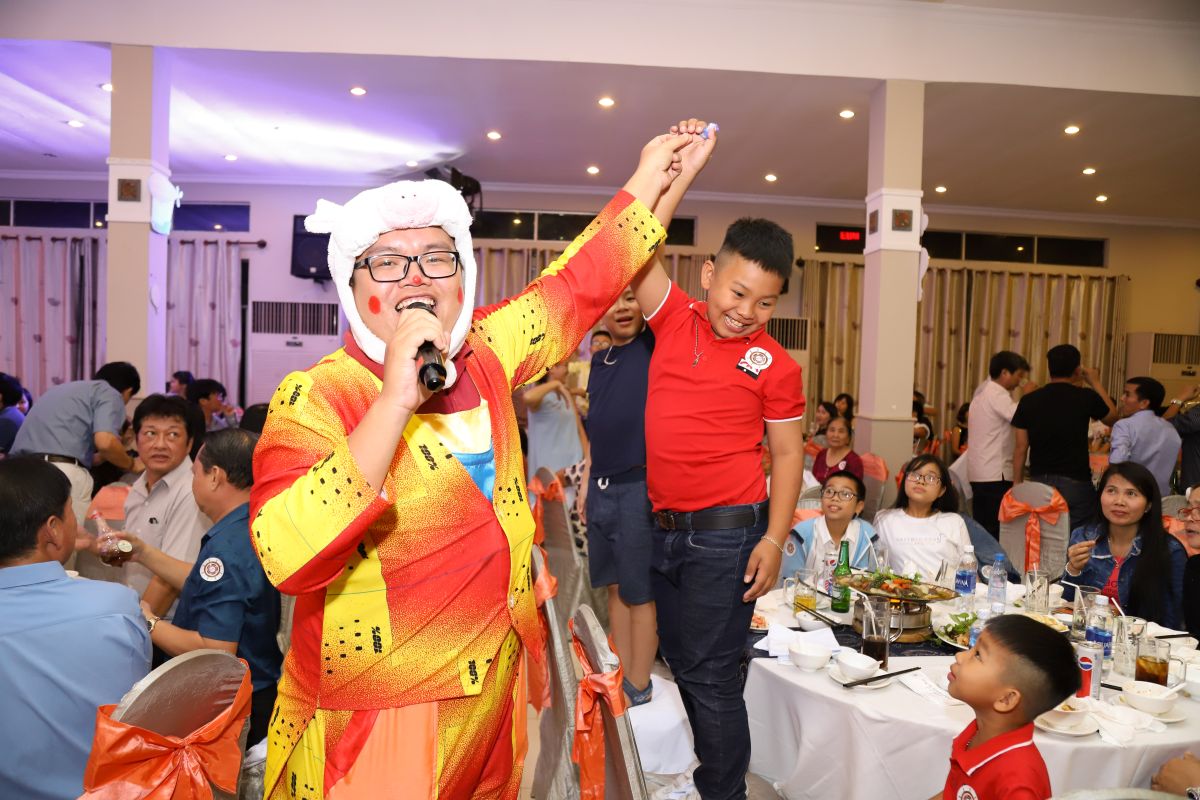 các em bé tham gia vào trò chơi hoạt náo cùng chú hề MC