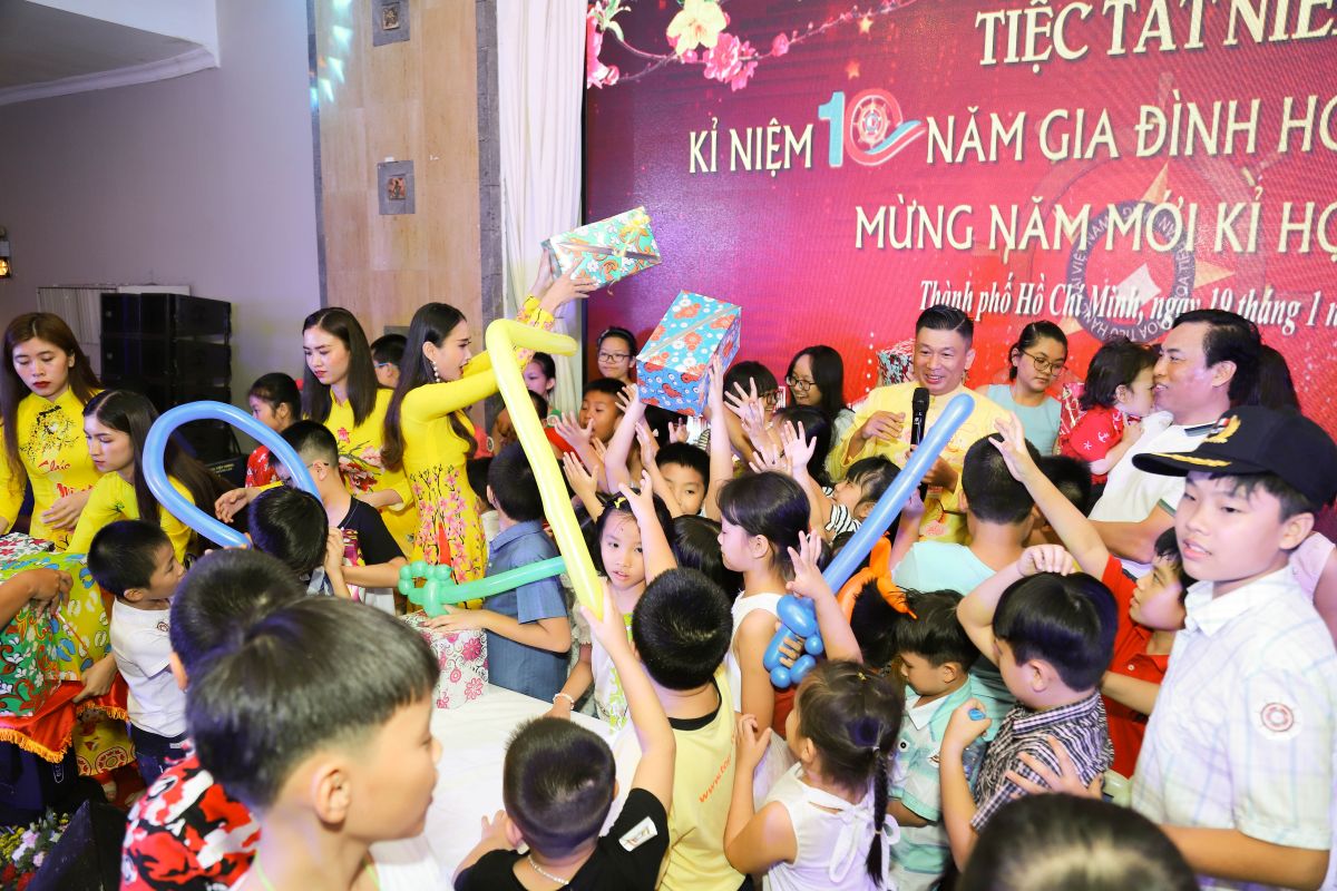 các em nhỏ hào hứng nhận quà 