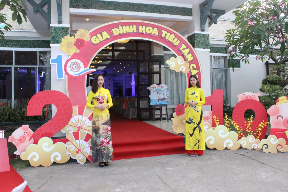 cổng chào với sắc đỏ trong buổi tiệc, 2 bên có PG đứng chào khách mời