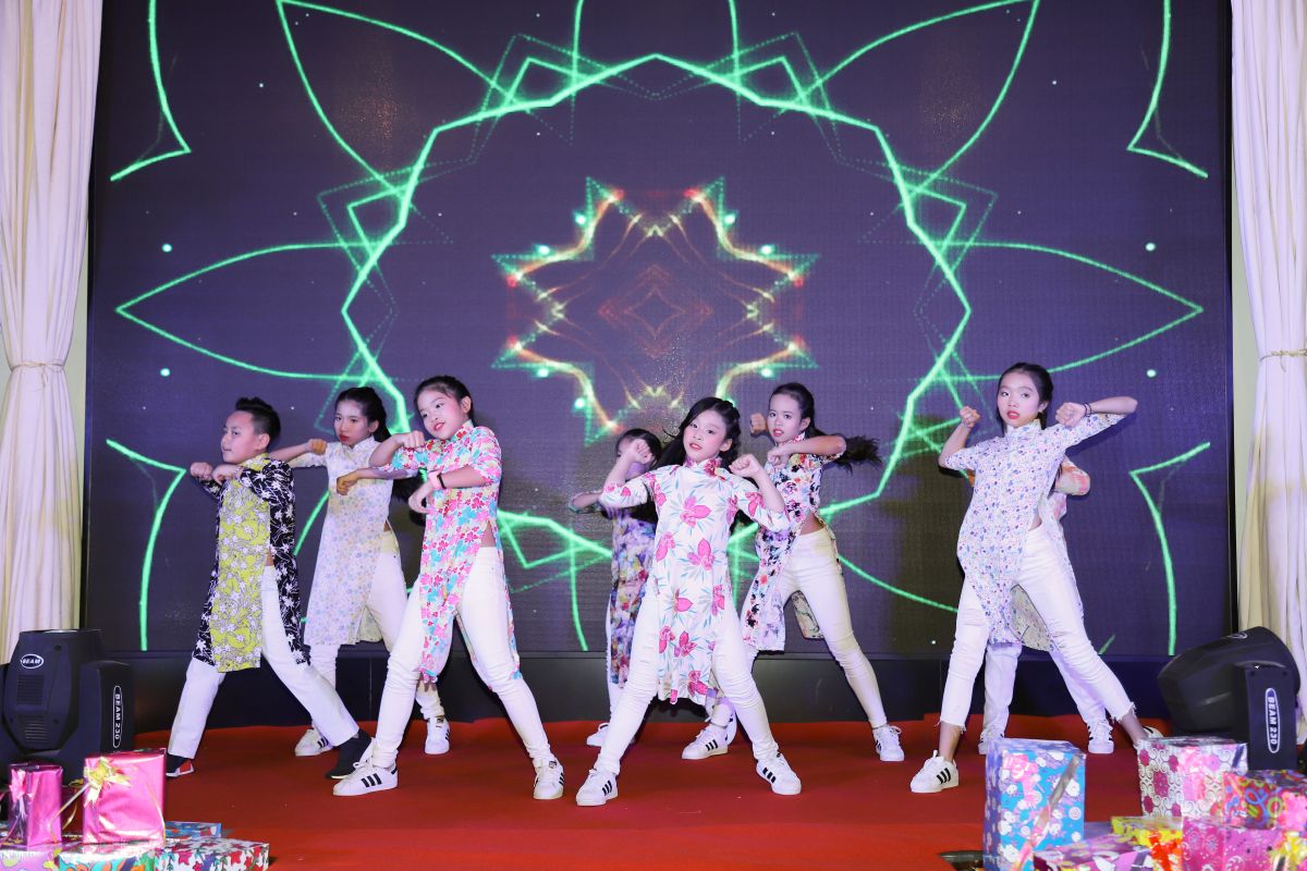 nhóm nhạc thiếu nhi biểu diễn trên sân khấu