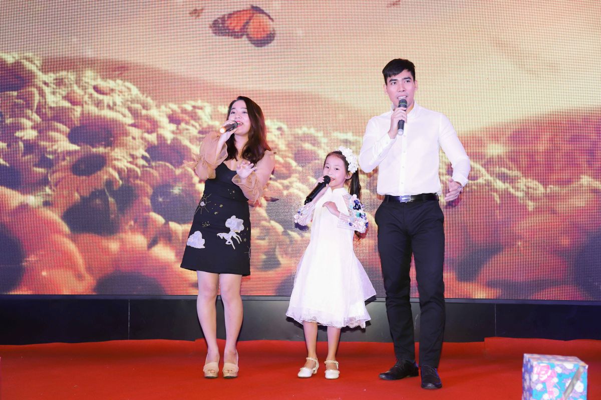 tiết mục hát đại từ gia đình 1 nhân viên của Tân Cảng (Cha mẹ và 1 em bé gái)