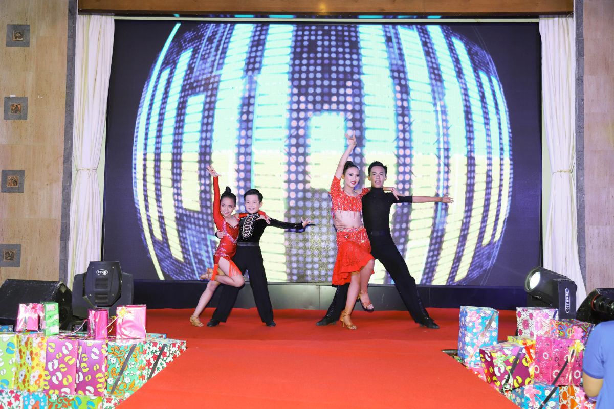 tiết mục khiêu vũ từ 2 cặp thiếu nhi