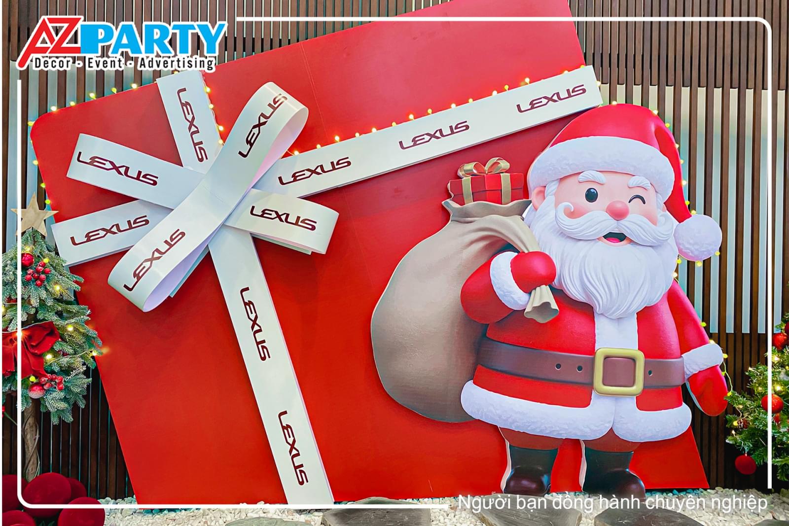 Cận cảnh tiểu cảnh hình hộp quà và ông già noel