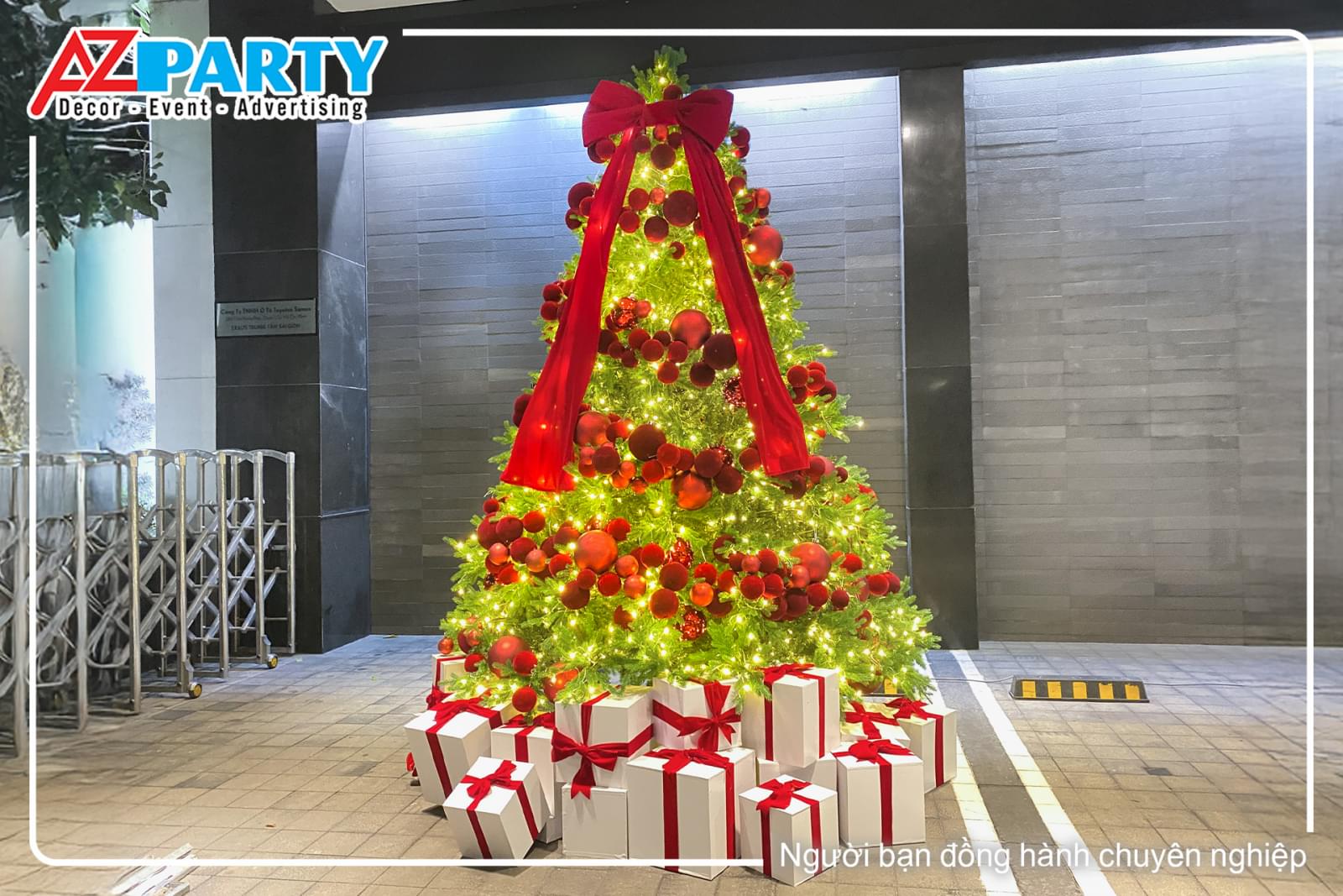 Trang trí cây thông tone đỏ ngoài trời 