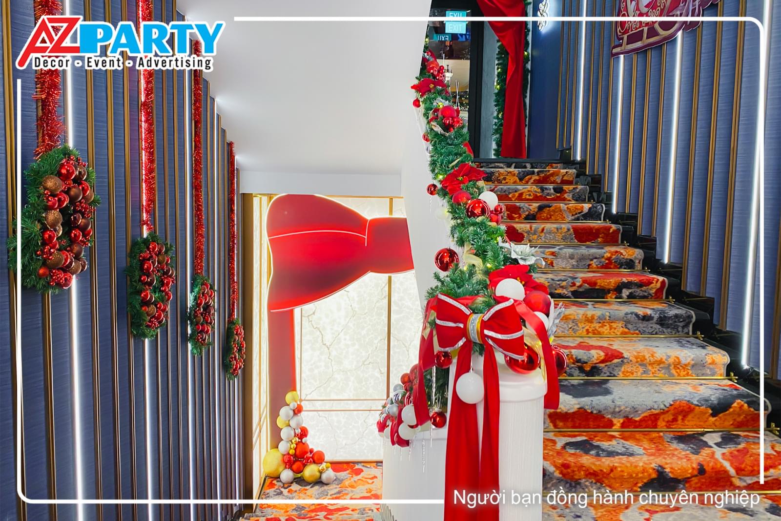 Trang trí noel cầu thang với dây thông gắn châu, nơ đỏ rực rỡ