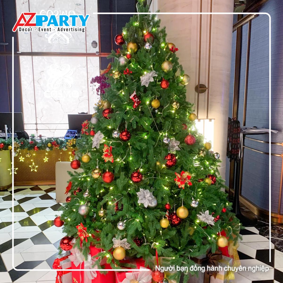 Trang trí cây thông noel với châu và hoa trạng nguyên đỏ vàng 