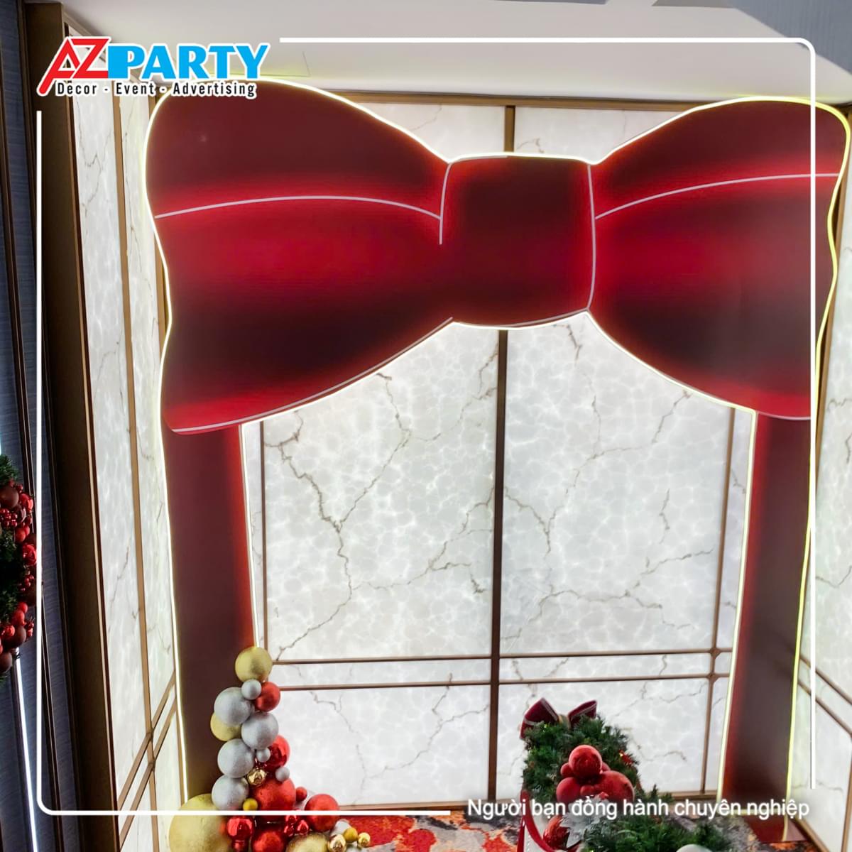 Trang trí noel với nơ đỏ tại cầu thang 