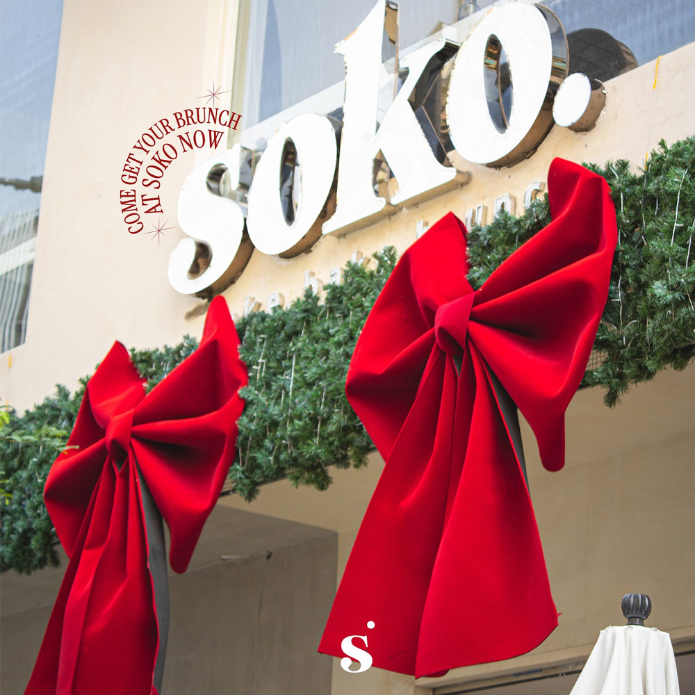 Decor nơ khổng lồ tại quán Soko