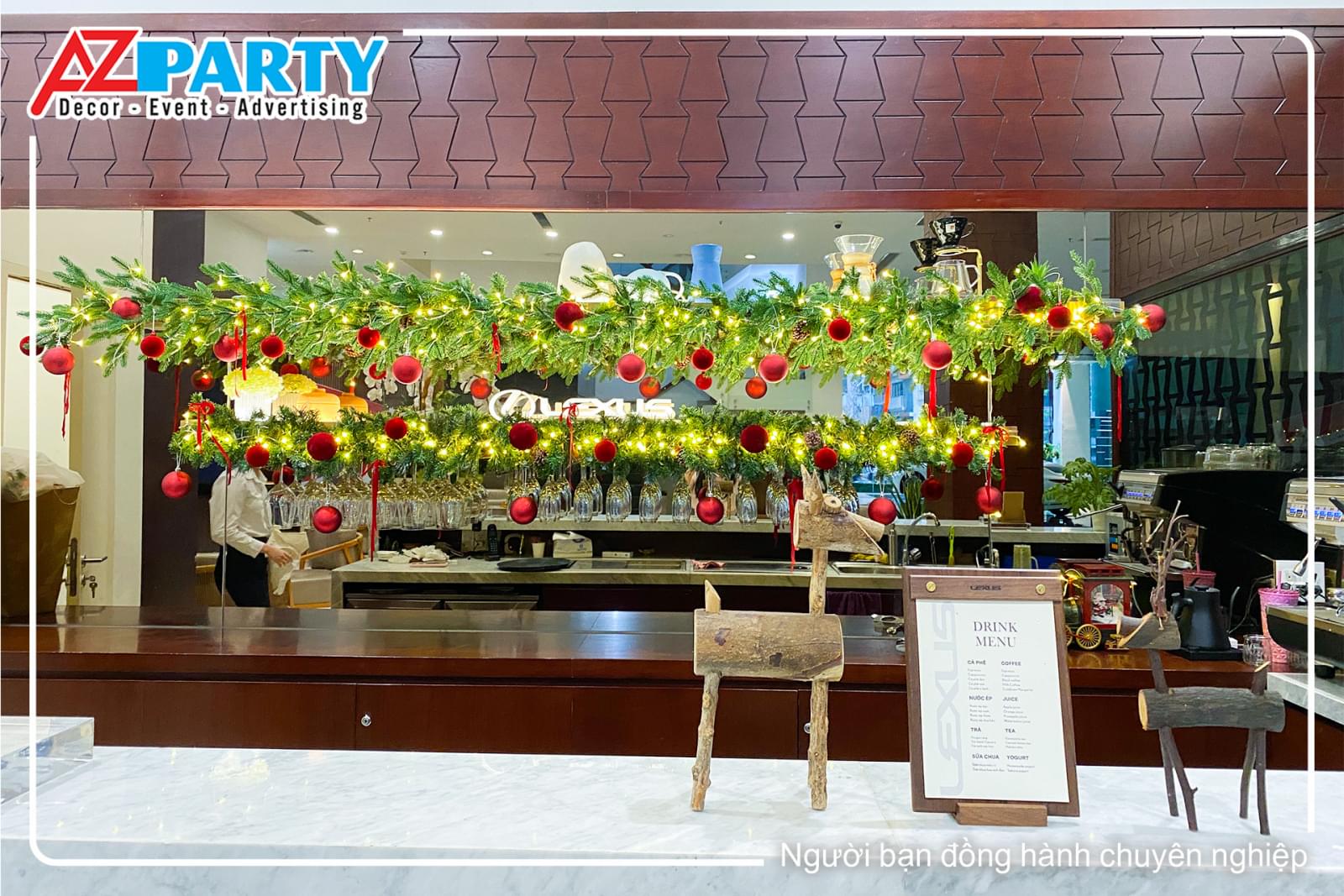 Trang trí noel quầy bar với dây thông và châu đỏ 