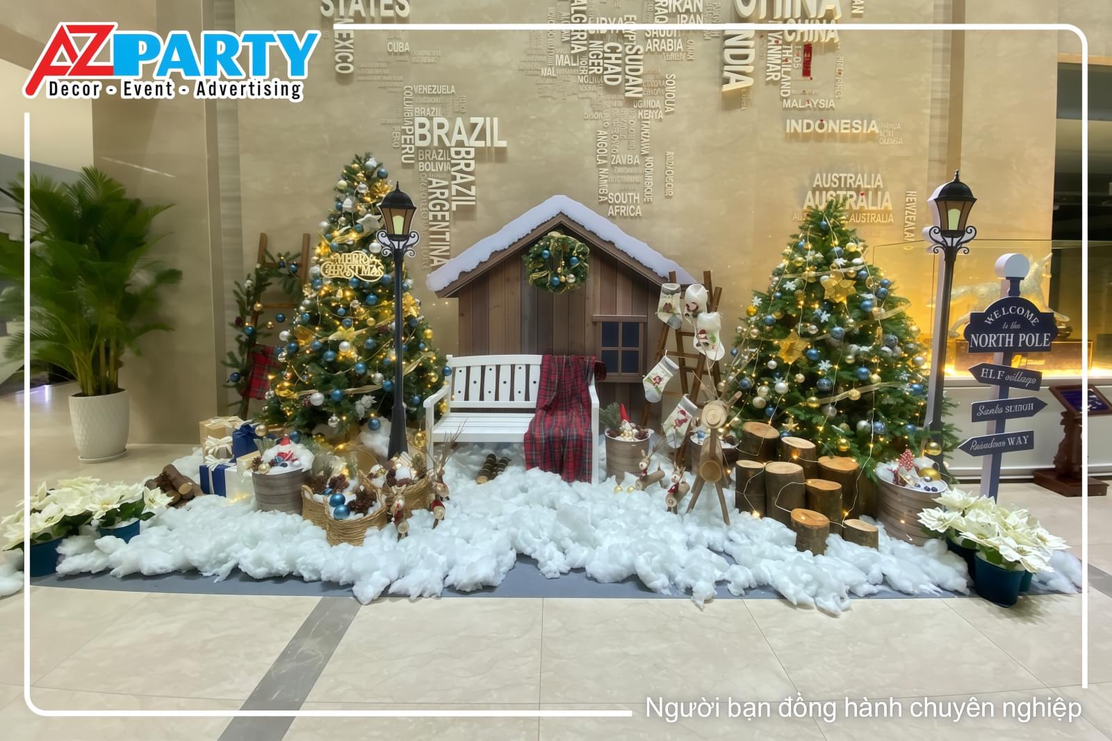 Mẫu tiểu cảnh noel ngôi làng tuyết tại văn phòng FPT, với cây thông decor phụ kiện xanh dương&vàng và ngôi nhà gỗ  