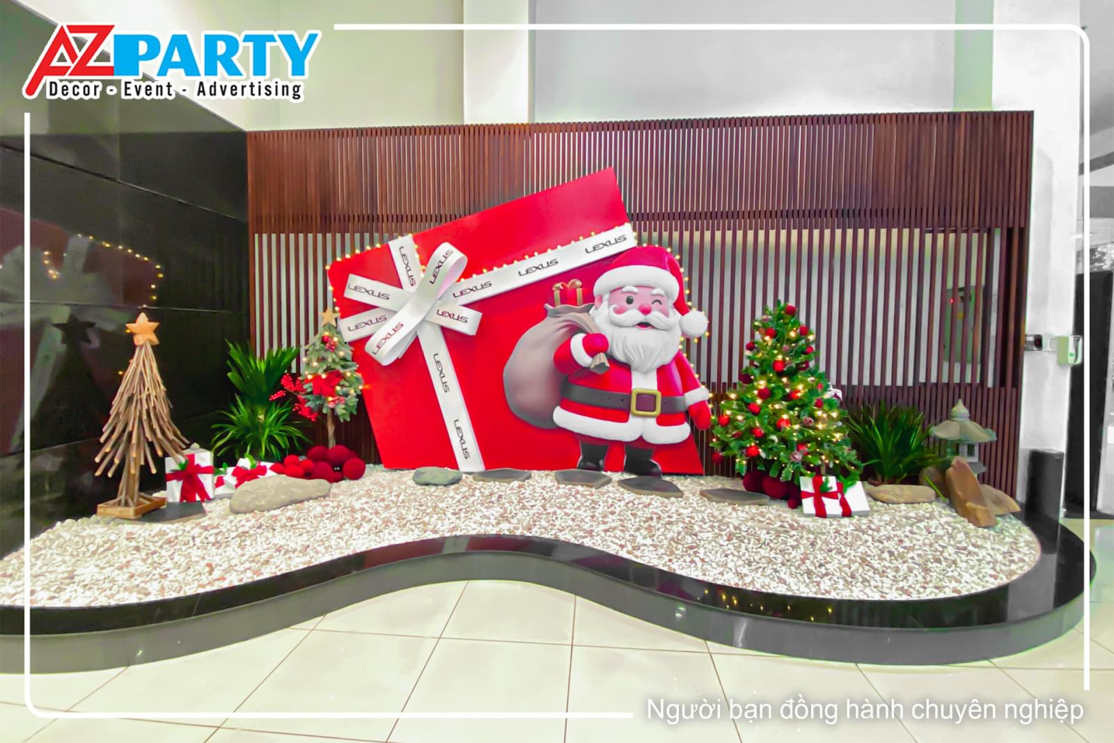 Tiểu cảnh noel Lexus xinh xắn với backdrop hộp quà khổng lồ và ông già noel 