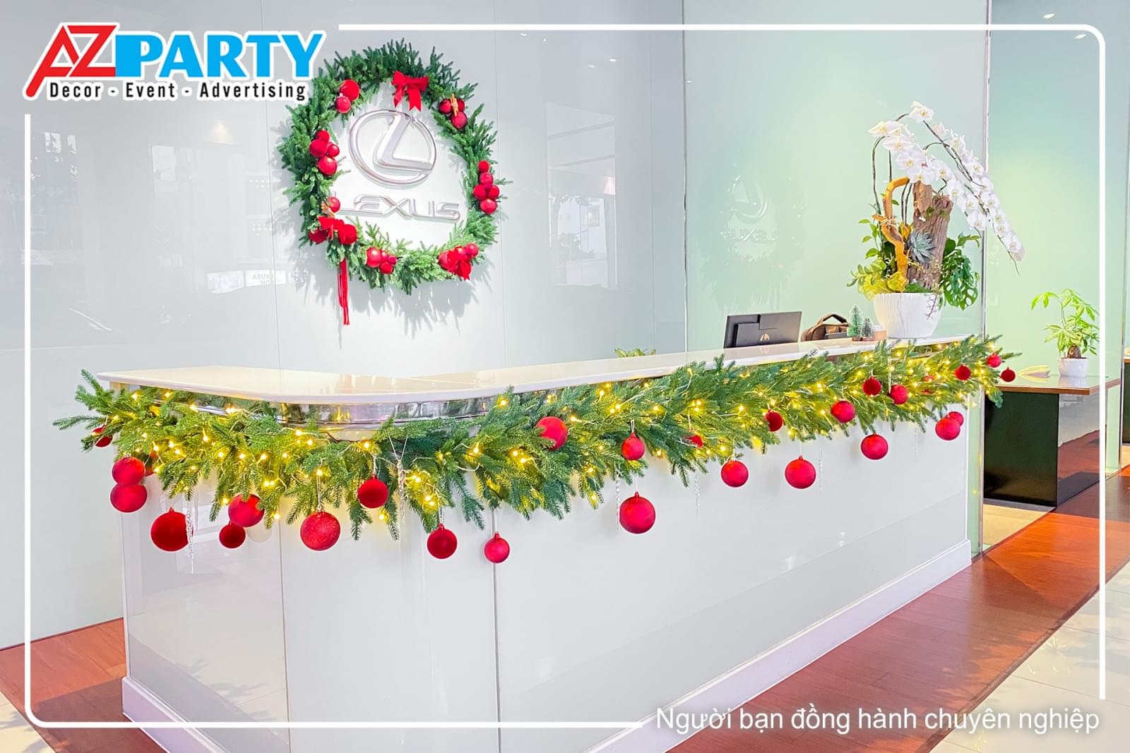 Trang trí noel quầy lễ tân với dây thông tại showroom Lexus