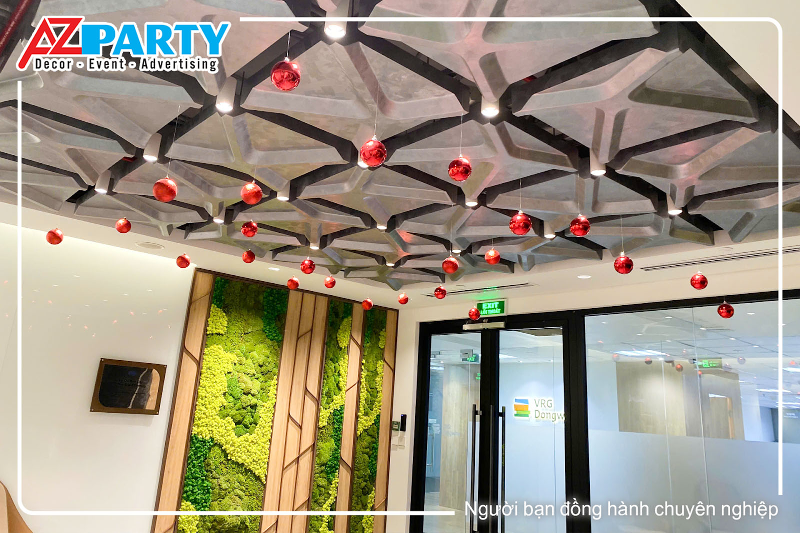 Trang trí noel trần nhà văn phòng 