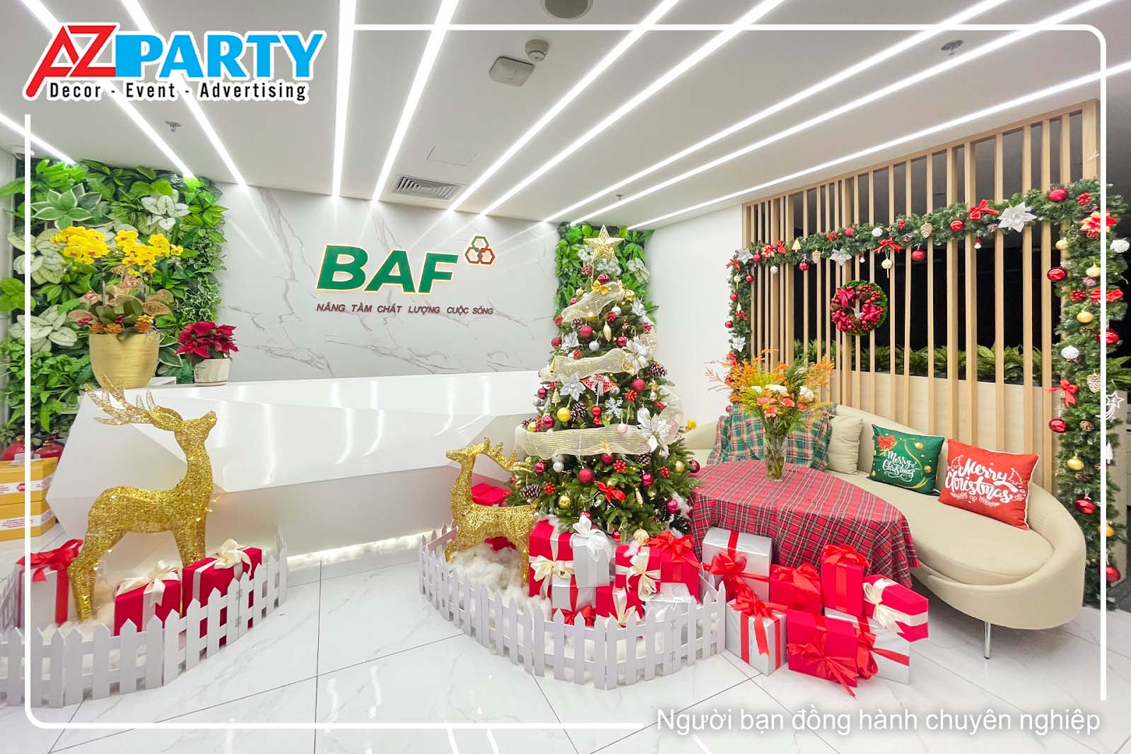 Trang trí noel truyền thống tại sảnh văn phòng