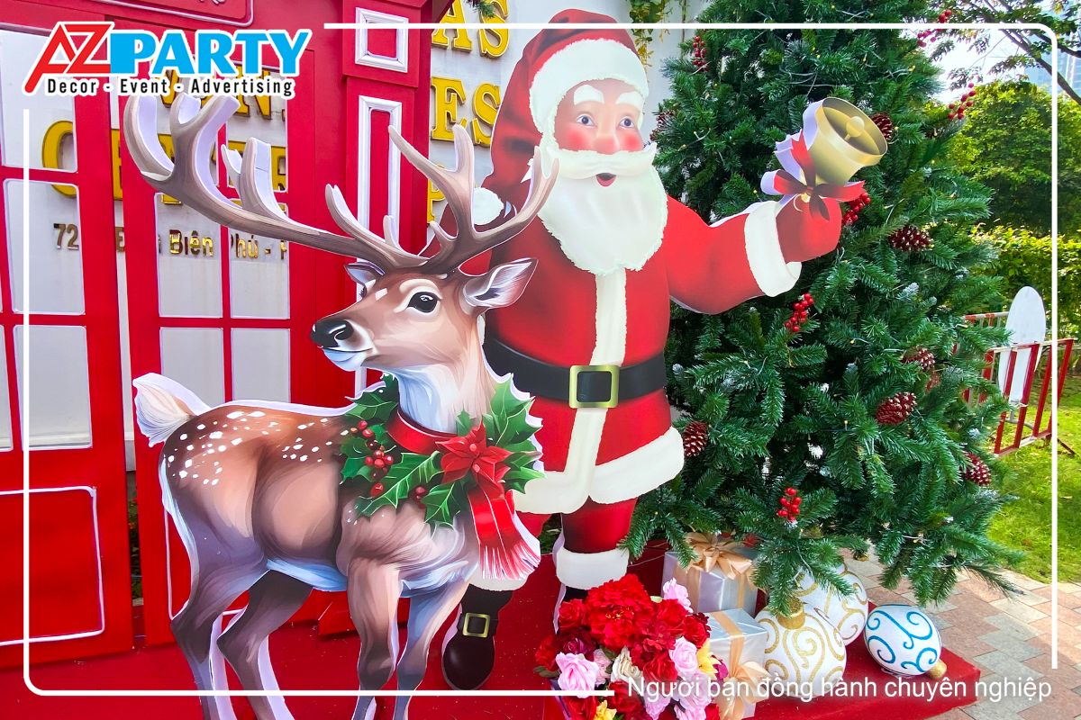 ông già noel cầm chiếc chuông vàng, đi cùng chú tuần lộc